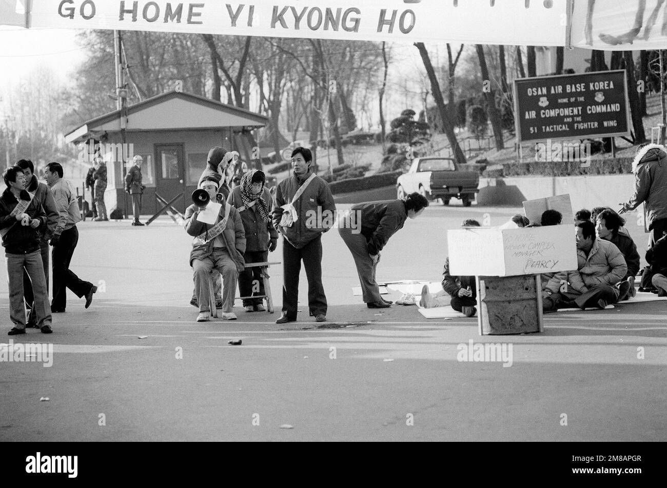 I manifestanti civili hanno in scena una manifestazione al di fuori della base. Base: Osan Air base Nazione: Repubblica di Corea (KOR) Foto Stock