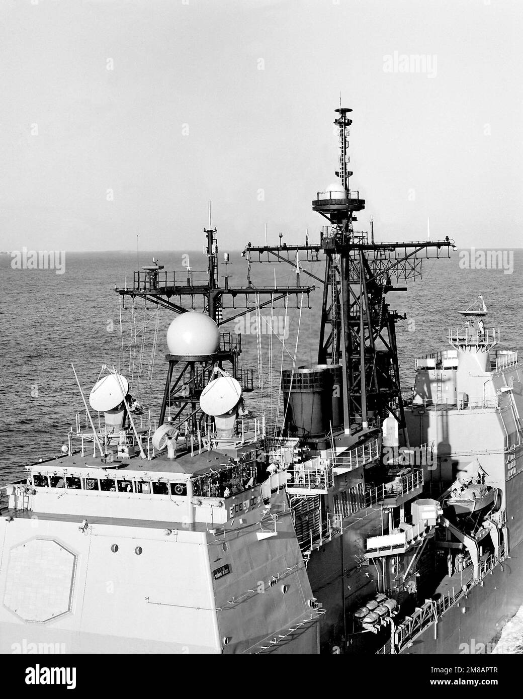 Una vista ravvicinata dei montanti dell'antenna e della struttura del ponte a bordo dell'incrociatore missilistico guidato USS YORKTOWN (CG 48), come visto dalla prua del porto della nave. Paese: Oceano Atlantico (AOC) Foto Stock