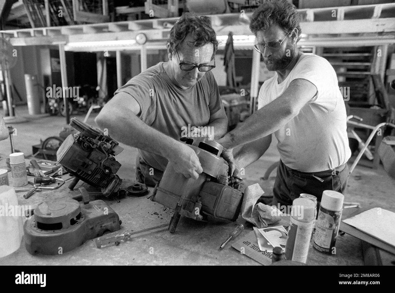 I membri della 1st Light Division riparano i motori del rasaerba. Base: Naval Air Station, Pensacola Stato: Florida (FL) Paese: Stati Uniti d'America (USA) Foto Stock