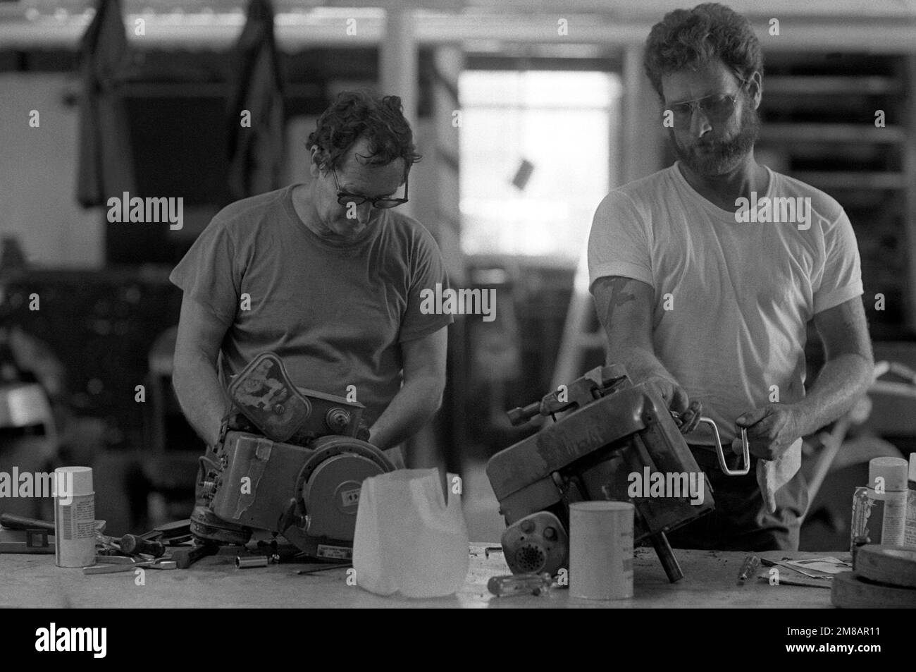 I membri della 1st Light Division riparano i motori del rasaerba. Base: Naval Air Station, Pensacola Stato: Florida (FL) Paese: Stati Uniti d'America (USA) Foto Stock