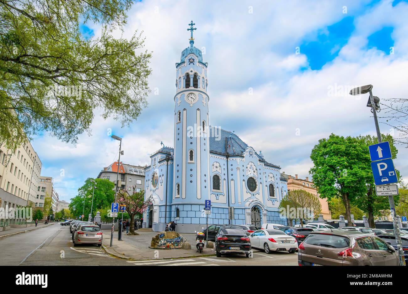 Bratislava, Slovacchia. Chiesa di San Elizabeth o Kostol sv. Alzbety. La Chiesa dipinto di blu Foto Stock