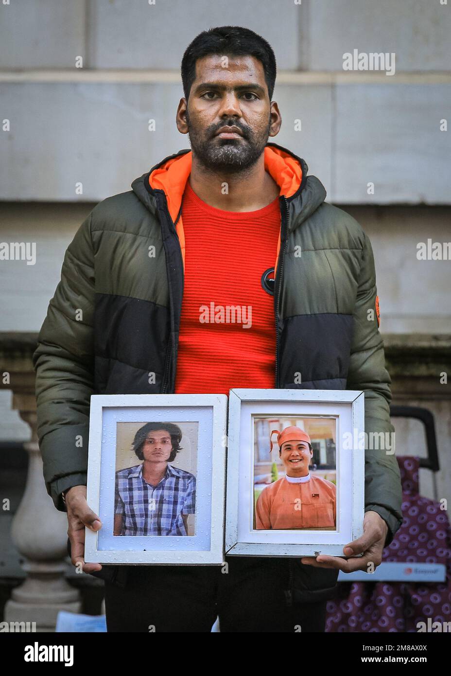 Londra, Regno Unito. 12th Jan, 2023. Un manifestante che tiene fotografie di attivisti democratici giustiziati dal regime in Myanmar (ex Birmania) sta per una veglia al di fuori dell'Ufficio degli Esteri di Londra. Essi chiedono che il Regno Unito esprima l’addetto militare birmano, il Capitano Soe Aung, dal Regno Unito. Credit: Imageplotter/Alamy Live News Foto Stock