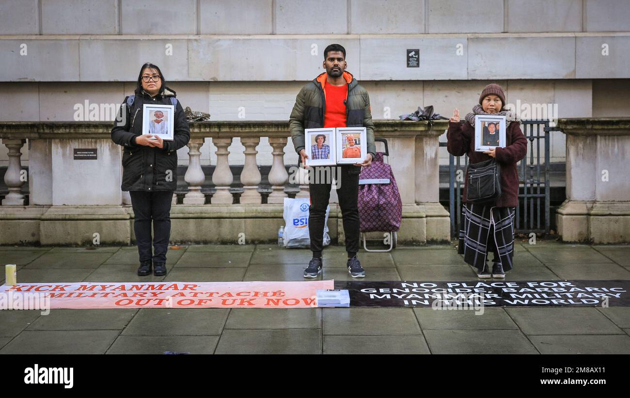 Londra, Regno Unito. 12th Jan, 2023. Tre manifestanti che tengono fotografie di attivisti democratici giustiziati dal regime in Myanmar (ex Birmania) sono in attesa di una veglia al di fuori dell'Ufficio degli Esteri di Londra. Essi chiedono che il Regno Unito esprima l’addetto militare birmano, il Capitano Soe Aung, dal Regno Unito. Credit: Imageplotter/Alamy Live News Foto Stock