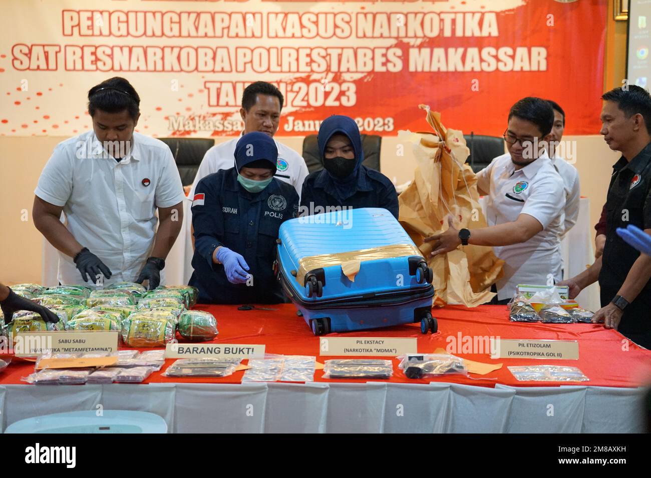 Makassar, Sulawesi del Sud, Indonesia. 12th Jan, 2023. L'unità di Narcotics della polizia di Makassar City Resort è riuscita a garantire 43,6 chilogrammi di metanfetamina cristallina e 11.000 pillole di ecstasy pronte per la distribuzione da una rete internazionale dalla Malesia. La divulgazione di narcotici con i quattro sospetti è stata trasmessa dall'Ispettore capo della polizia regionale del Sulawesi meridionale, generale della polizia Nana Sudjana, durante una conferenza stampa presso il quartier generale della polizia di Makassar, Indonesia. (Credit Image: © Herwin Bahar/Pacific Press via ZUMA Press Wire) SOLO PER USO EDITORIALE! Non per USO commerciale! Foto Stock