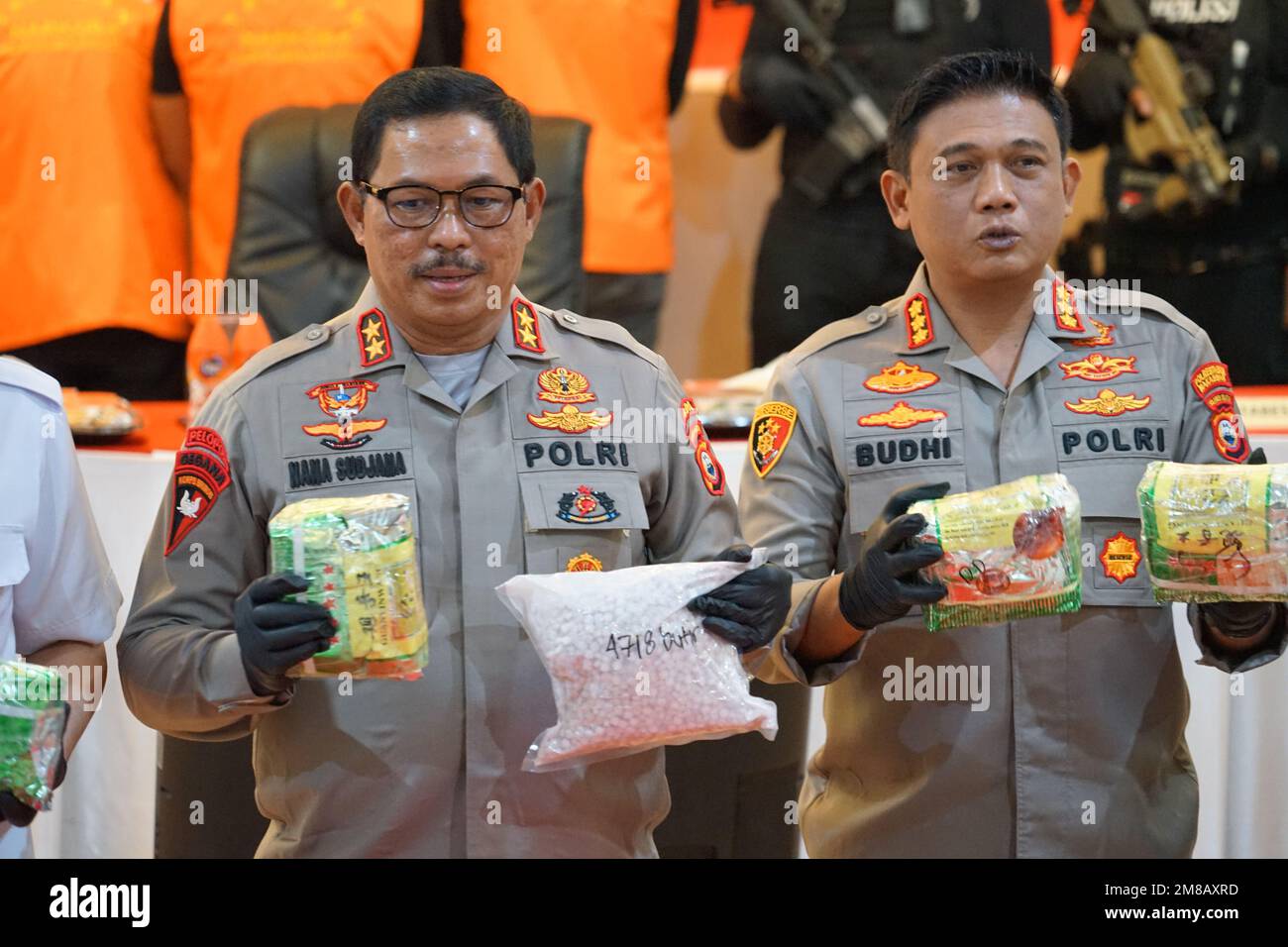 Makassar, Indonesia. 12th Jan, 2023. L'unità di Narcotics della polizia di Makassar City Resort è riuscita a garantire 43,6 chilogrammi di metanfetamina cristallina e 11.000 pillole di ecstasy pronte per la distribuzione da una rete internazionale dalla Malesia. La divulgazione di narcotici con i quattro sospetti è stata trasmessa dall'Ispettore capo della polizia regionale del Sulawesi meridionale, generale della polizia Nana Sudjana, durante una conferenza stampa presso il quartier generale della polizia di Makassar, Indonesia. (Foto di Herwin Bahar/Pacific Press) Credit: Pacific Press Media Production Corp./Alamy Live News Foto Stock