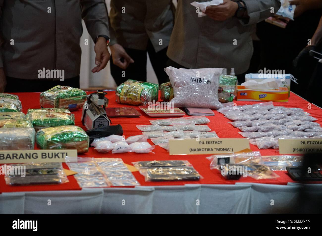 Makassar, Indonesia. 12th Jan, 2023. L'unità di Narcotics della polizia di Makassar City Resort è riuscita a garantire 43,6 chilogrammi di metanfetamina cristallina e 11.000 pillole di ecstasy pronte per la distribuzione da una rete internazionale dalla Malesia. La divulgazione di narcotici con i quattro sospetti è stata trasmessa dall'Ispettore capo della polizia regionale del Sulawesi meridionale, generale della polizia Nana Sudjana, durante una conferenza stampa presso il quartier generale della polizia di Makassar, Indonesia. (Foto di Herwin Bahar/Pacific Press) Credit: Pacific Press Media Production Corp./Alamy Live News Foto Stock