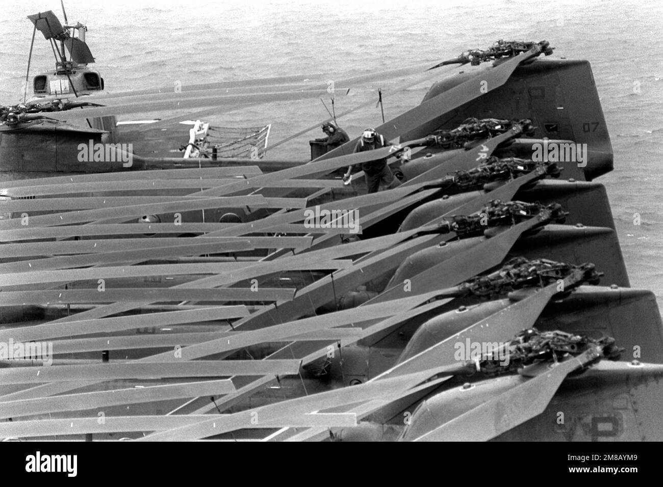 Una vista dell'elicottero CH-46E Sea Knight parcheggiato fianco a fianco sul ponte di volo della nave d'assalto anfibio USS BELLEAU WOOOD (LHA-3). Paese: Sconosciuto Foto Stock
