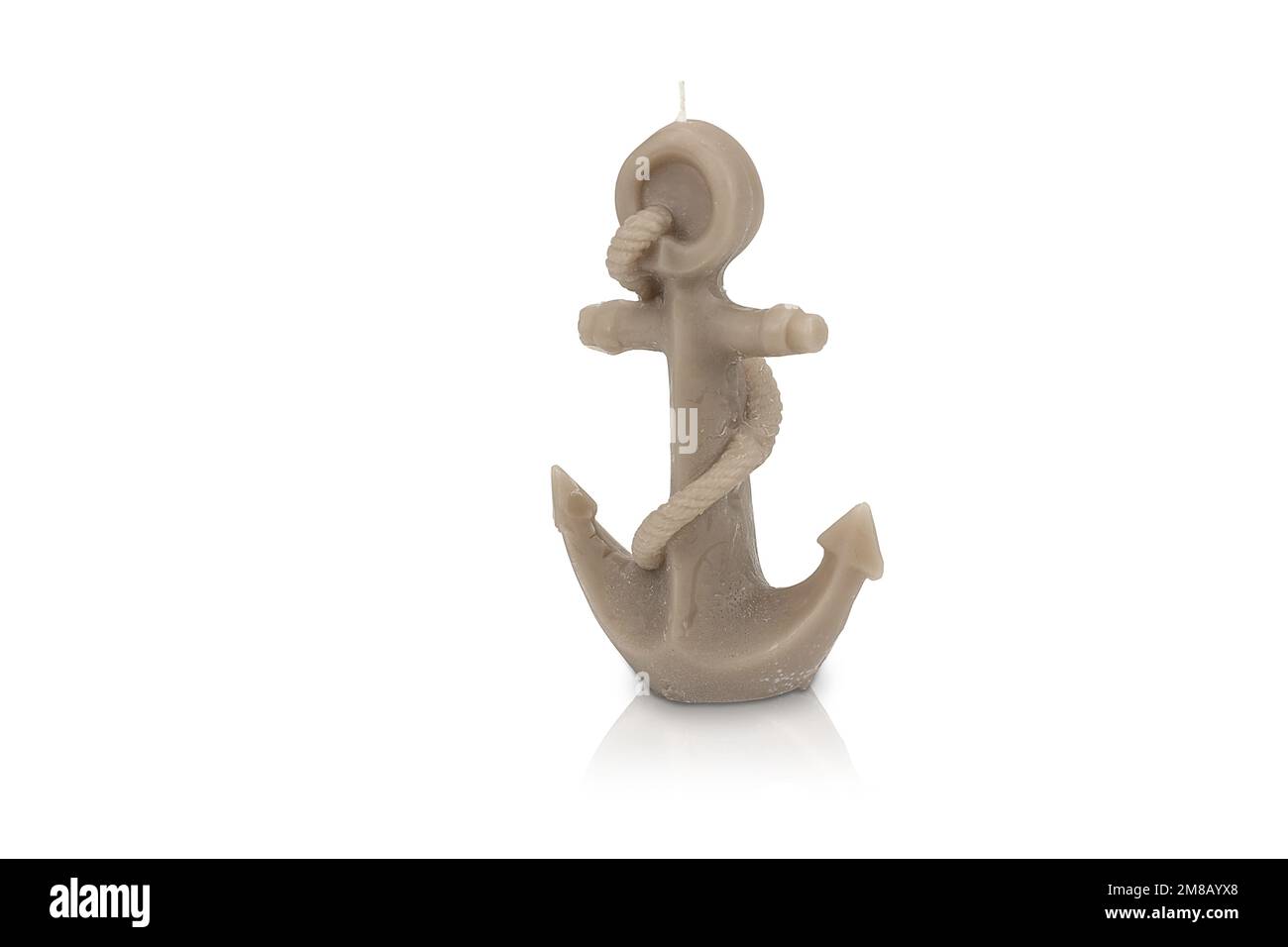 Candela profumata di vari colori isolata su sfondo bianco a forma di fiore. Elegante candela colorata Foto Stock