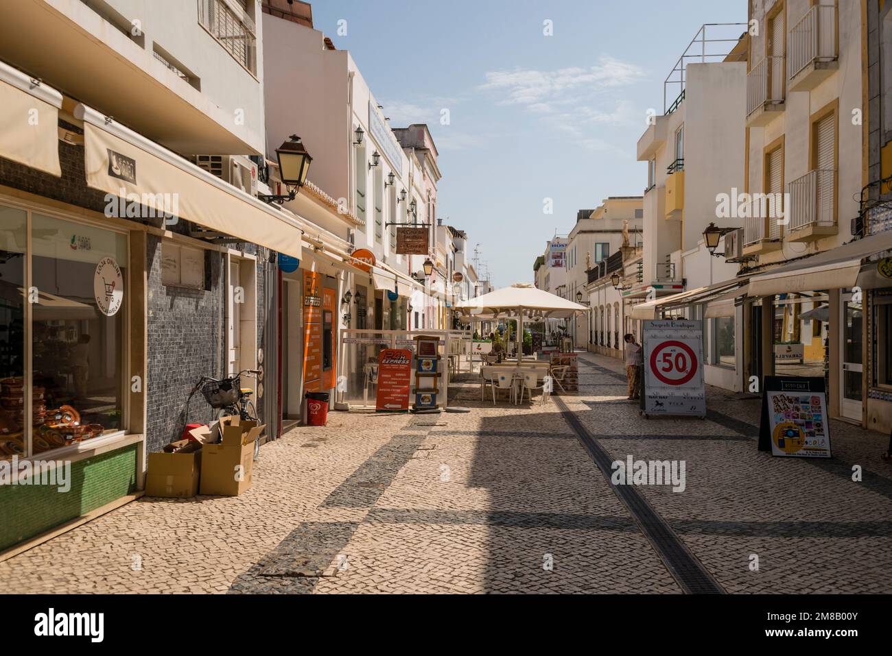Strada pedonale fiancheggiata da negozi, Vila Real de Santo Antonio, Algarve, Portogallo Foto Stock