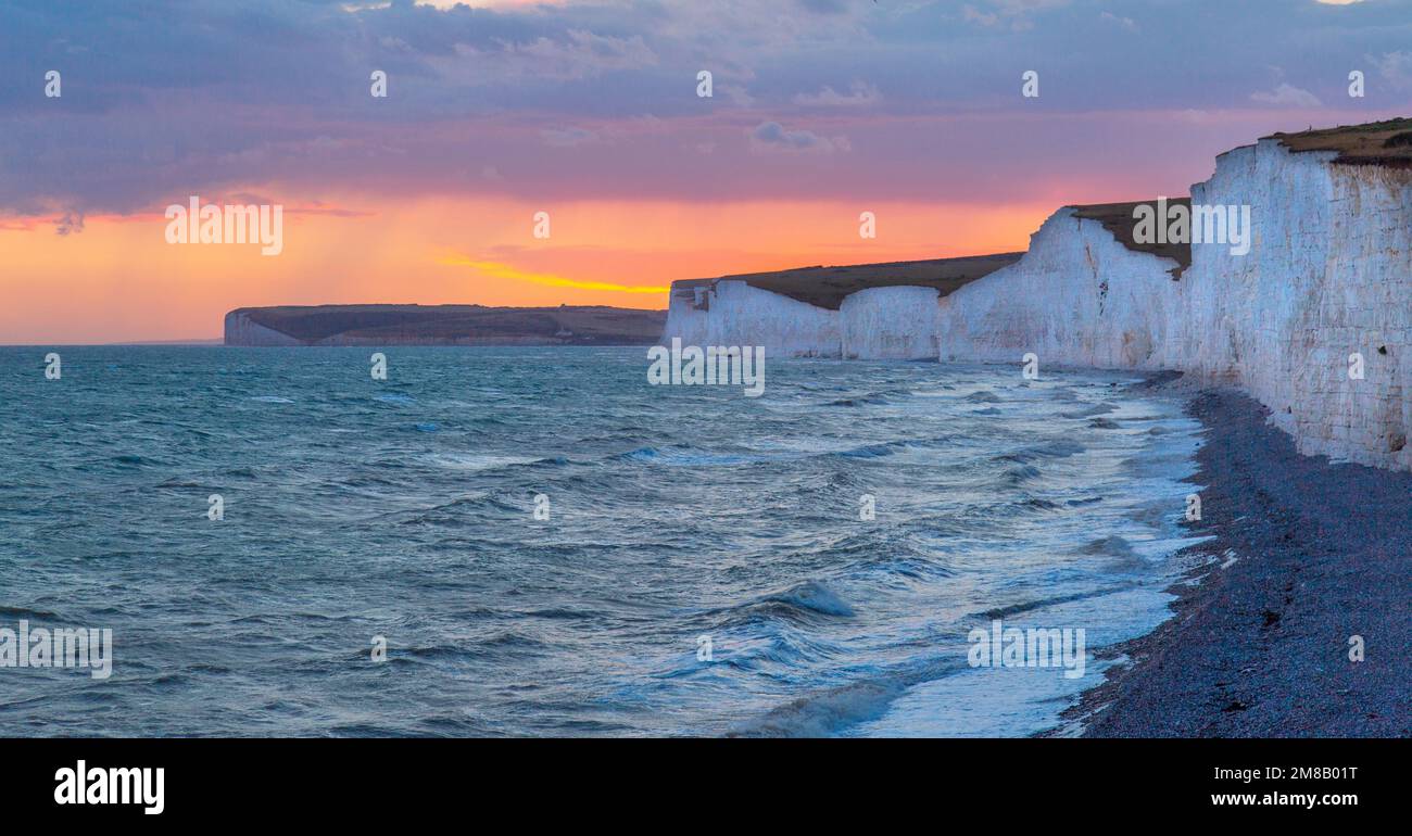 Le sette Sorelle scogliere, Sussex orientale, al tramonto Foto Stock