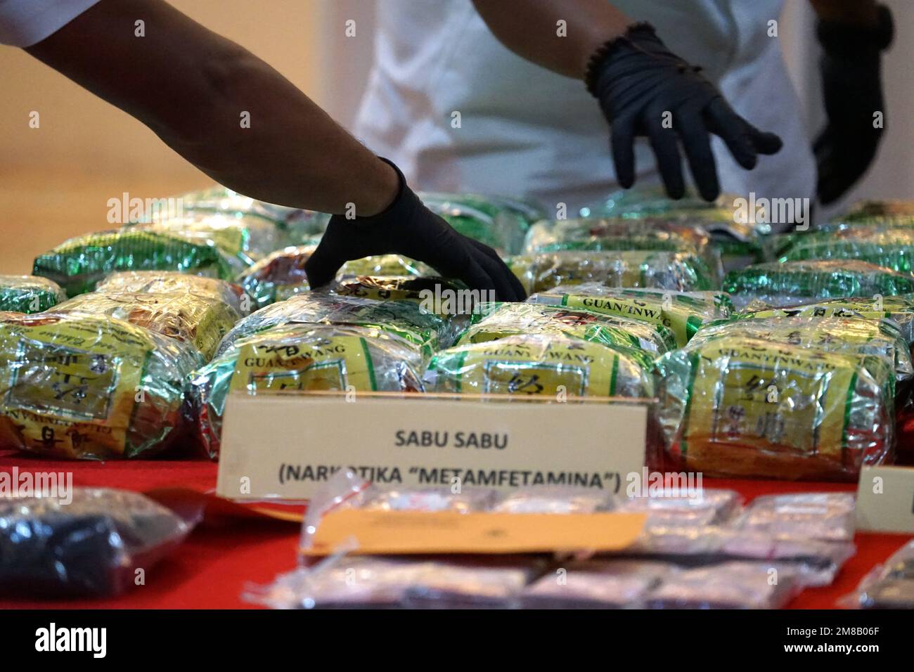 Makassar, Sulawesi del Sud, Indonesia. 12th Jan, 2023. L'unità di Narcotics della polizia di Makassar City Resort è riuscita a garantire 43,6 chilogrammi di metanfetamina cristallina e 11.000 pillole di ecstasy pronte per la distribuzione da una rete internazionale dalla Malesia. La divulgazione di narcotici con i quattro sospetti è stata trasmessa dall'Ispettore capo della polizia regionale del Sulawesi meridionale, generale della polizia Nana Sudjana, durante una conferenza stampa presso il quartier generale della polizia di Makassar, Indonesia. (Credit Image: © Herwin Bahar/Pacific Press via ZUMA Press Wire) SOLO PER USO EDITORIALE! Non per USO commerciale! Foto Stock