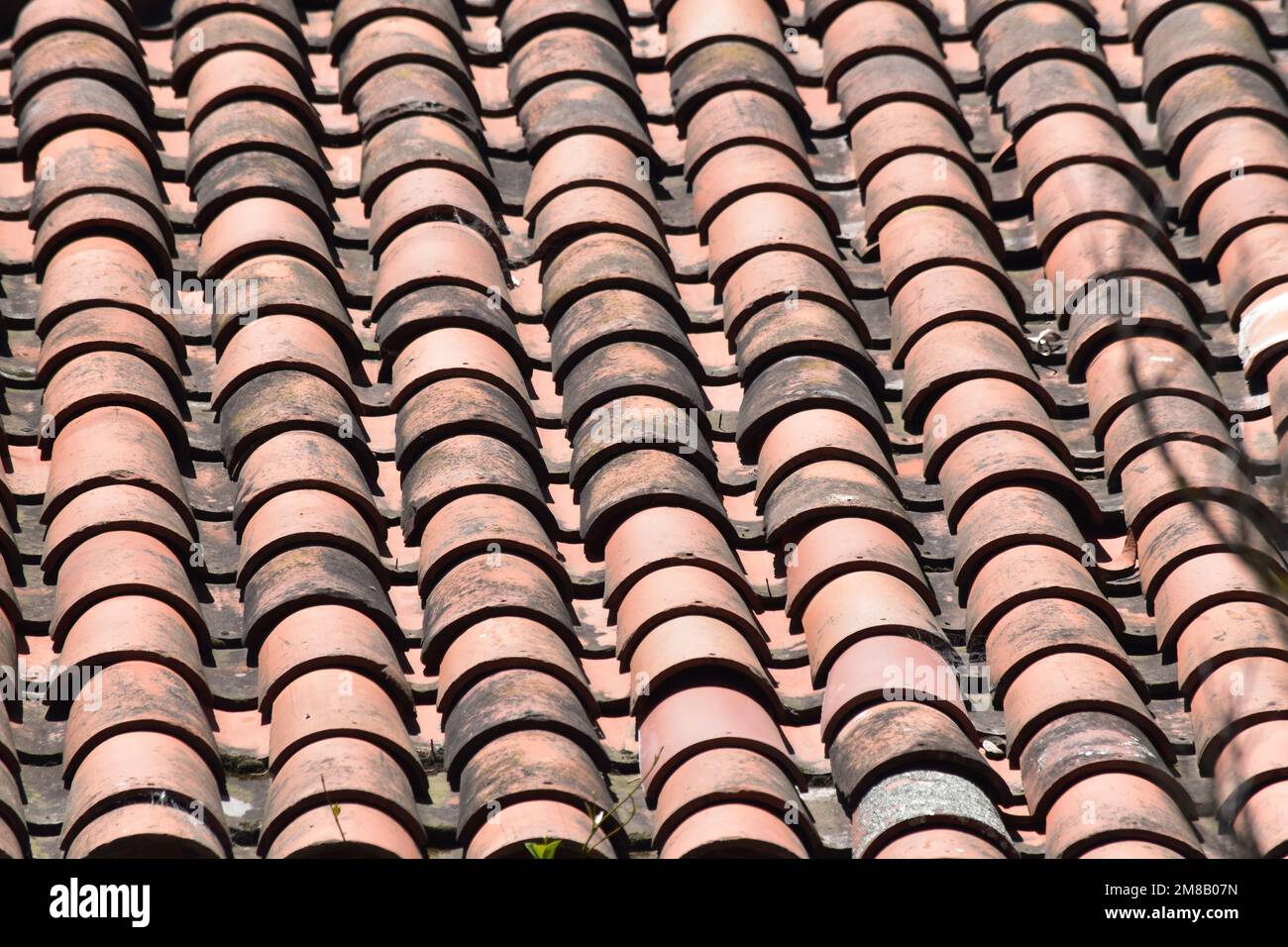 Background dell'architettura. Primo piano di una roo di piastrelle coloniali Foto Stock