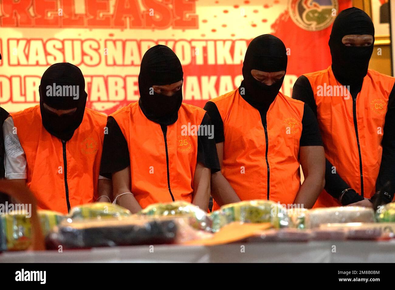 Makassar, Sulawesi del Sud, Indonesia. 12th Jan, 2023. L'unità di Narcotics della polizia di Makassar City Resort è riuscita a garantire 43,6 chilogrammi di metanfetamina cristallina e 11.000 pillole di ecstasy pronte per la distribuzione da una rete internazionale dalla Malesia. La divulgazione di narcotici con i quattro sospetti è stata trasmessa dall'Ispettore capo della polizia regionale del Sulawesi meridionale, generale della polizia Nana Sudjana, durante una conferenza stampa presso il quartier generale della polizia di Makassar, Indonesia. (Credit Image: © Herwin Bahar/Pacific Press via ZUMA Press Wire) SOLO PER USO EDITORIALE! Non per USO commerciale! Foto Stock