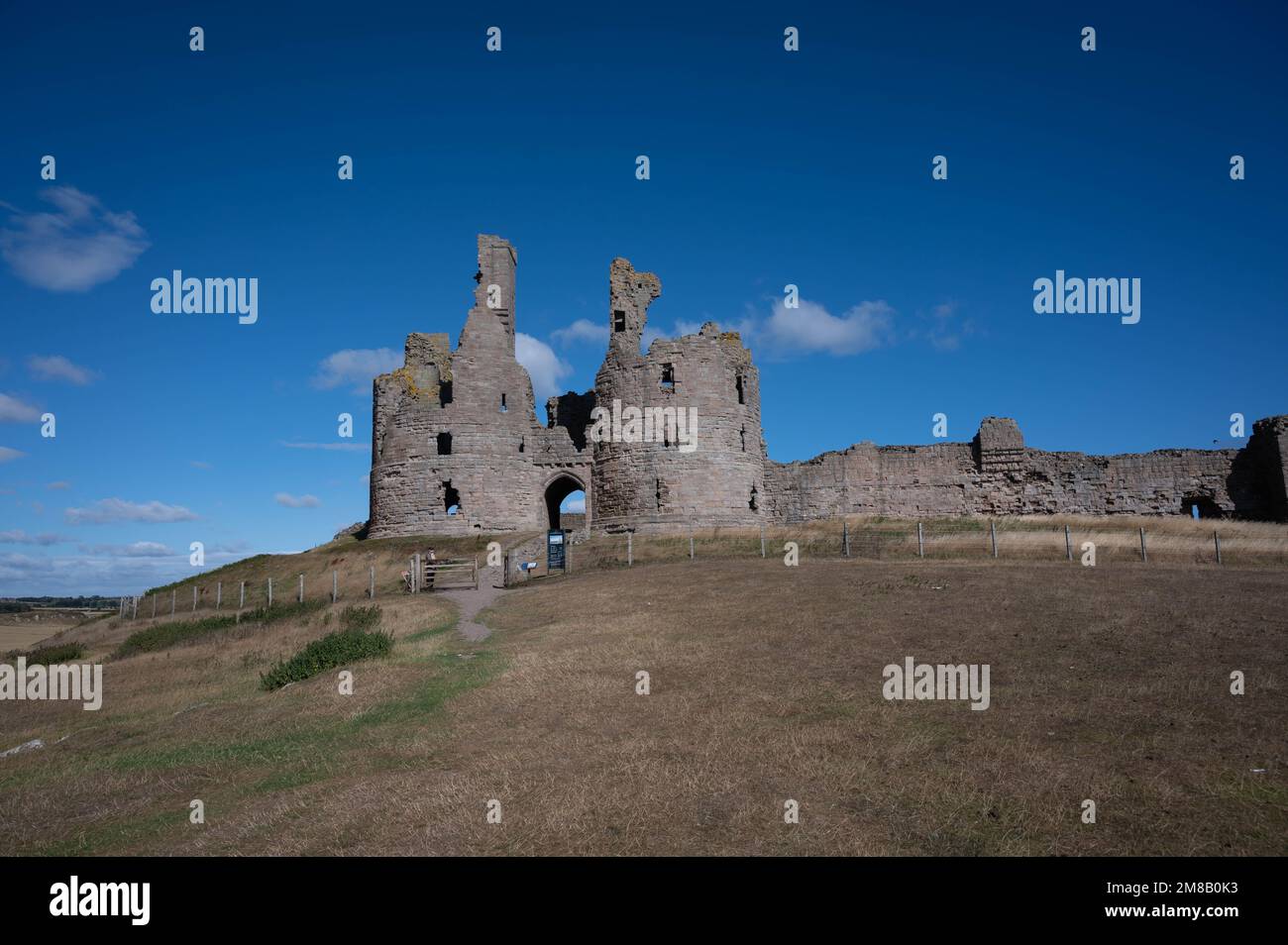 Dunstanburgh Castle nel Northumberland, parte di una classica passeggiata tra Craster ed Embleton nel Nord Est dell'inghilterra, Regno Unito Foto Stock