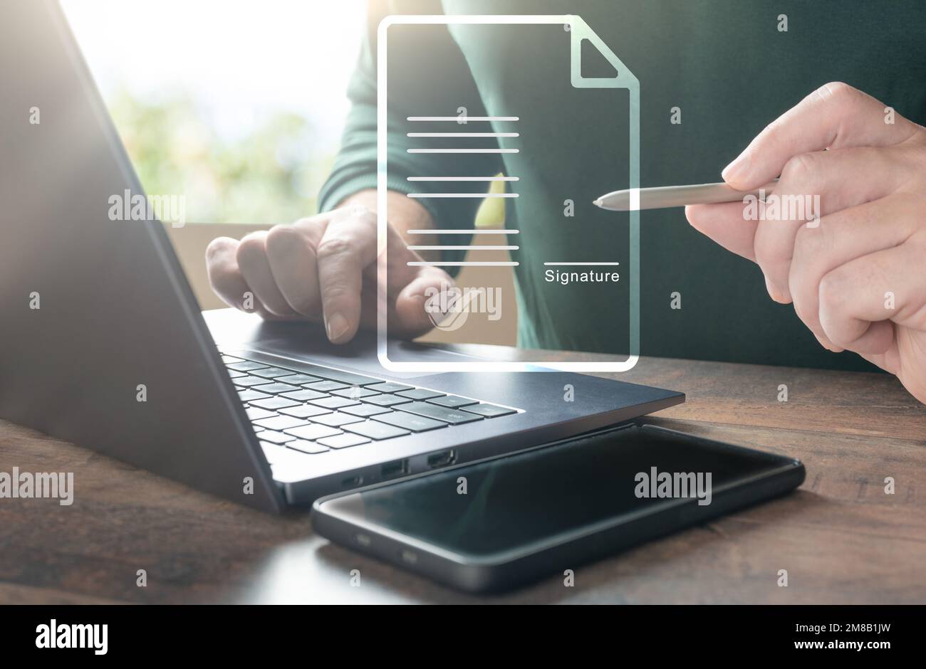 Firma elettronica e ufficio senza carta. L'uomo d'affari utilizza una penna stylus per firmare documenti elettronici o digitali su schermo virtuale. Firma elettronica. Foto Stock