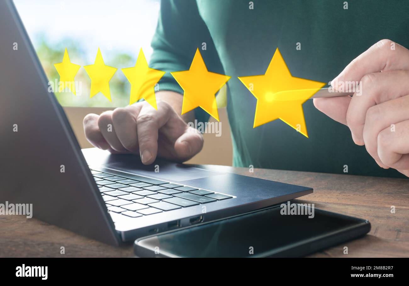 Concetto del sondaggio sulla soddisfazione dei clienti. valutare a mano il prodotto acquistato online. valutazione al venditore. cinque stelle. L'utente fornisce una valutazione di 5 s. Foto Stock