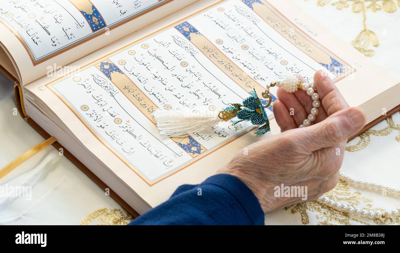 Il Ramadan 2023 è tra marzo 23 e aprile 21. Vecchia donna che legge il Santo Corano nel Ramadan. Benvenuti Ramadan. 13 gennaio 2023 - Istanbul, Turchia. Foto Stock