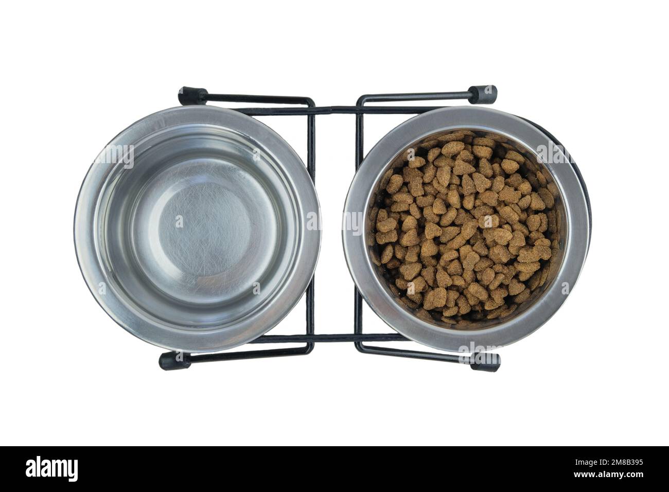 Cibo secco e acqua per gatto o cane in ciotole metalliche isolate su sfondo bianco. Cat food. Vista dall'alto. Foto Stock