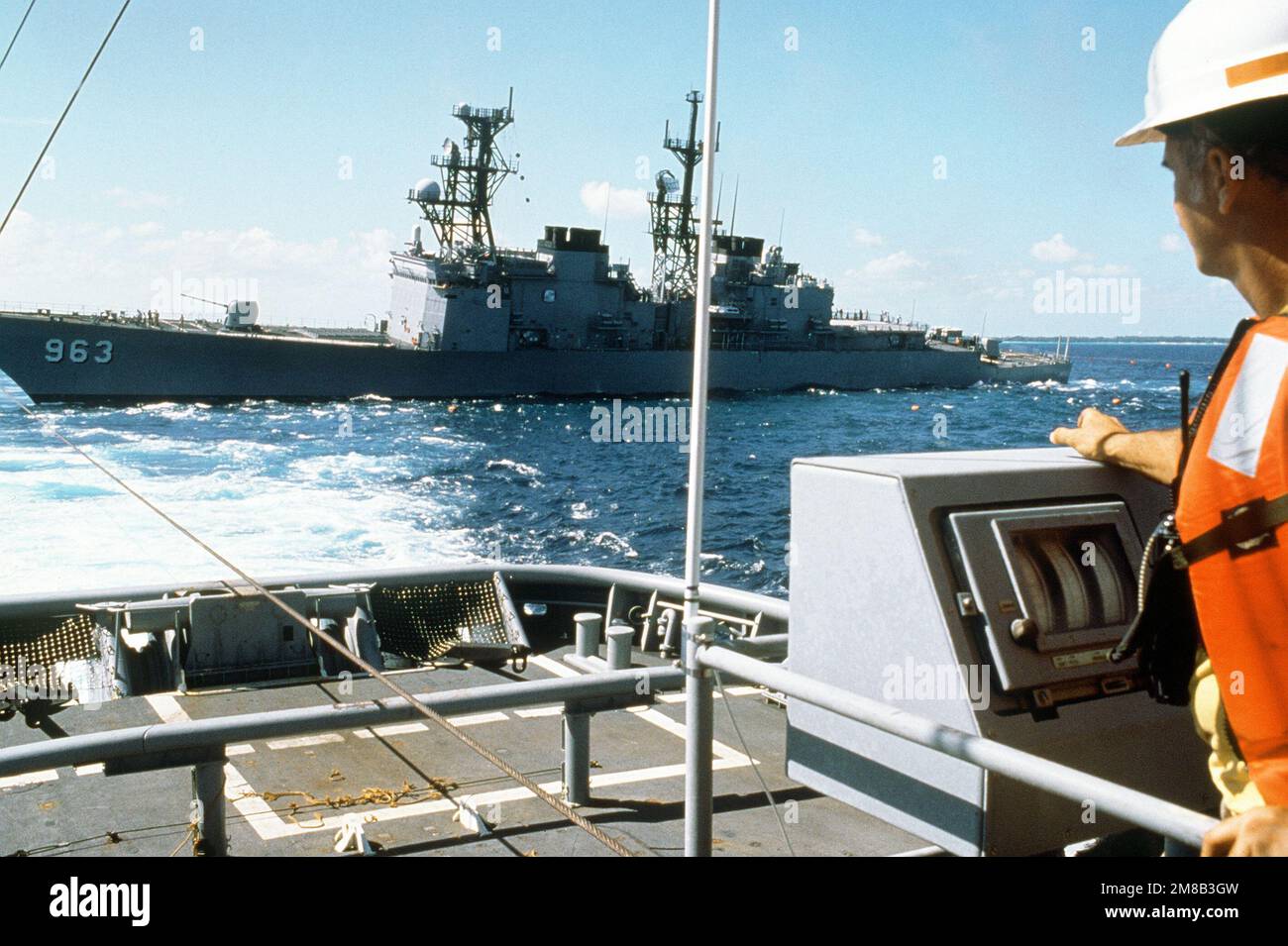 MASTER CHIEF Machinist's Mate Shadow monitora la tensione su un cavo di traino collegato alla prua del cacciatorpediniere USS SPRUANCE (DD-963) dal ponte della nave di salvataggio USS AFFERRARE (ARS-51) durante le operazioni di salvataggio. Lo SPRUANCE si è arenato su una barriera corallina al largo di Andros Island, Bahamas, 25 gennaio 1989. Paese: Oceano Atlantico (AOC) Foto Stock