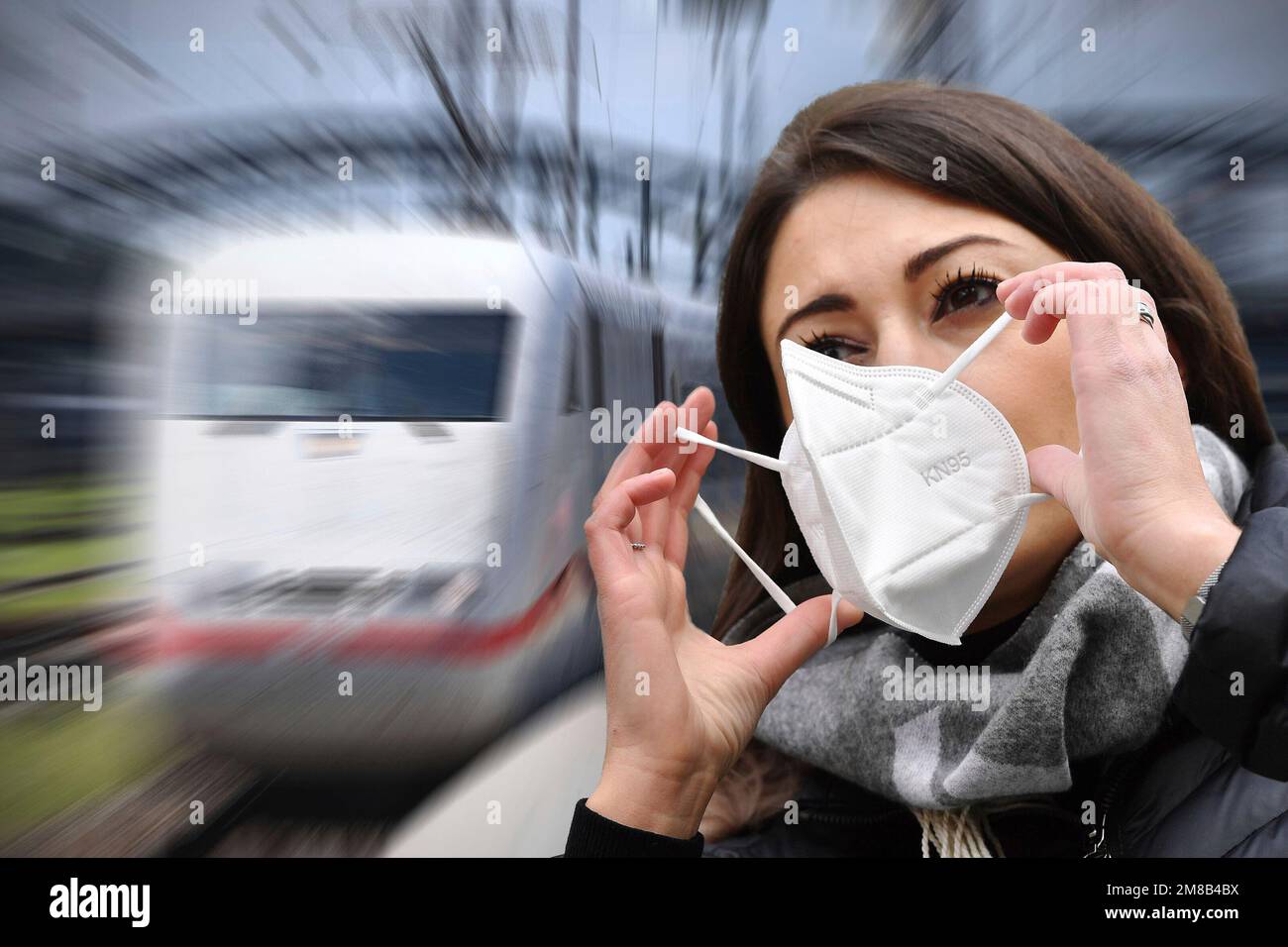 FOTO MONTAGGIO: Dal 2nd febbraio 2023, il requisito della maschera nel traffico a lunga distanza non sarà più applicabile. FOTO DI ARCHIVIO; Deutsche Bahn sta esaminando l'introduzione di un requisito di maschera FFP2. Giovane donna con maschera FFP2, vita pubblica in tempi di pandemia di coronavirus. Vista in un'auto vuota di grande capacità, carro di un treno DI GHIACCIO del DB. Tutti i sedili, i sedili sono vuoti e completamente vuoti. Restrizioni di uscita, divieto di contatto. ? Foto Stock