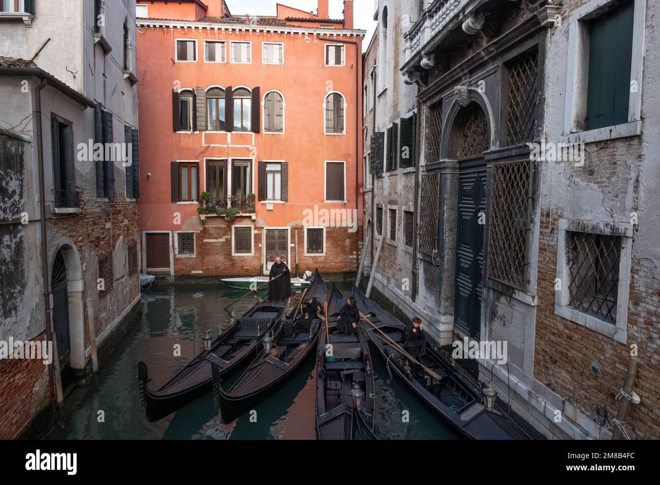 Gondole durante le riprese di tormentare in veneice Foto Stock