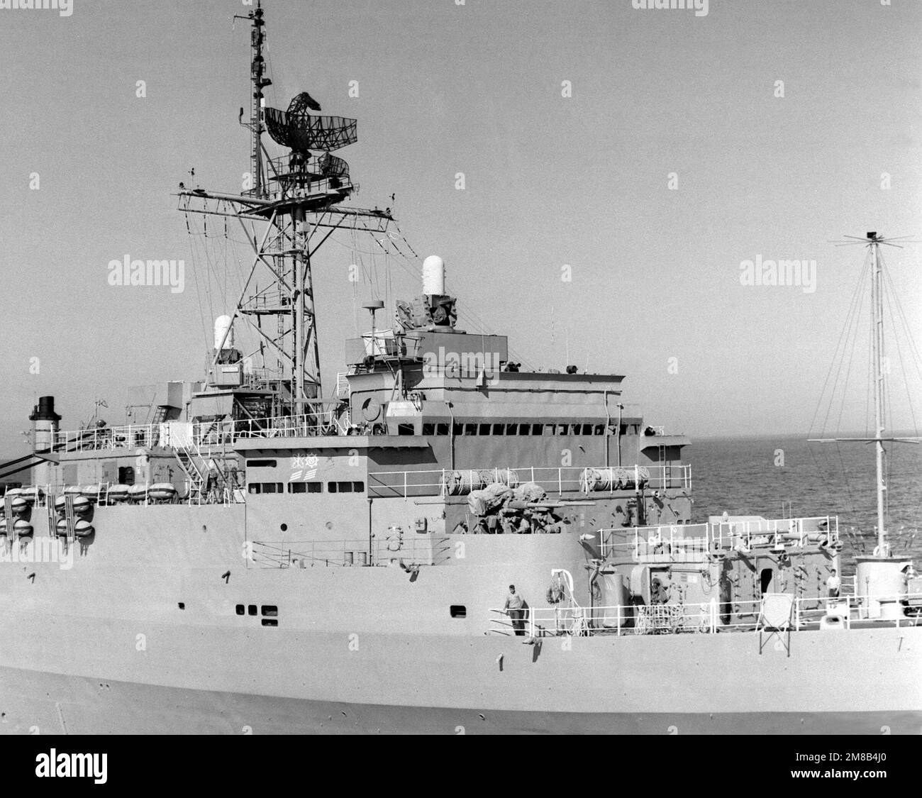 Una vista della struttura del ponte e dell'albero a bordo della nave portuale USS PORTLAND (LSD-37), come si vede dalla prua a dritta della nave. Paese: Oceano Atlantico (AOC) Foto Stock