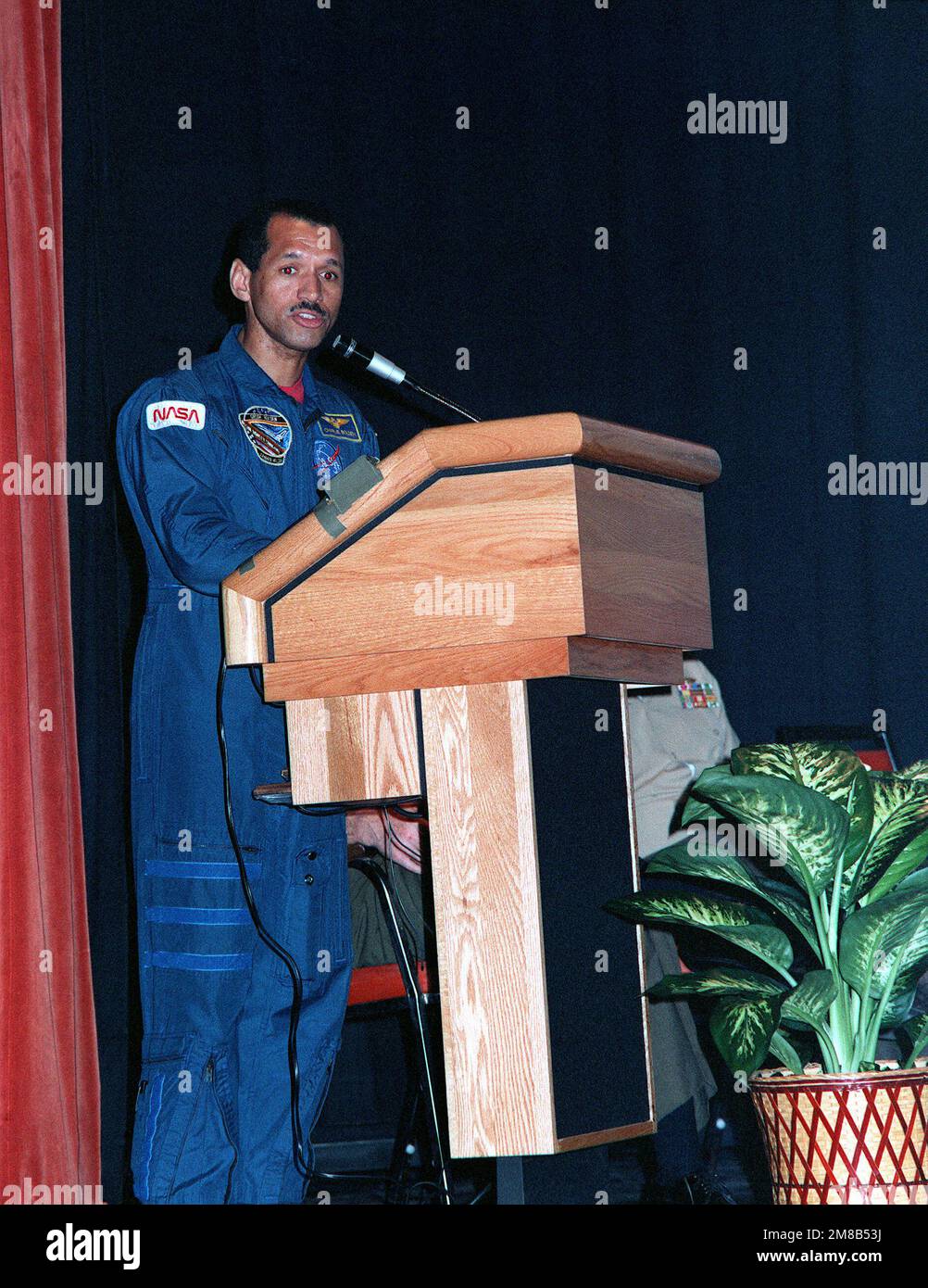 Marine Corps col Charles Bolden, un astronauta con il programma di navetta spaziale, parla al Teatro Cassiter come parte del mese dell'osservanza della Storia Nera da parte della stazione aerea. Base: MCA, Beaufort Stato: South Carolina (SC) Paese: Stati Uniti d'America (USA) Foto Stock