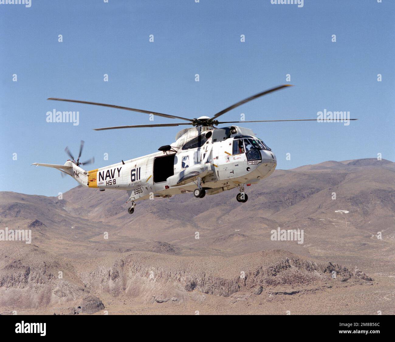 Un elicottero anti-sottomarino Squadron 8 (HS-8) SH-3H Sea King elicottero si prepara a decollare durante una missione di ricerca e salvataggio di formazione nel deserto. Stato: California (CA) Paese: Stati Uniti d'America (USA) Foto Stock