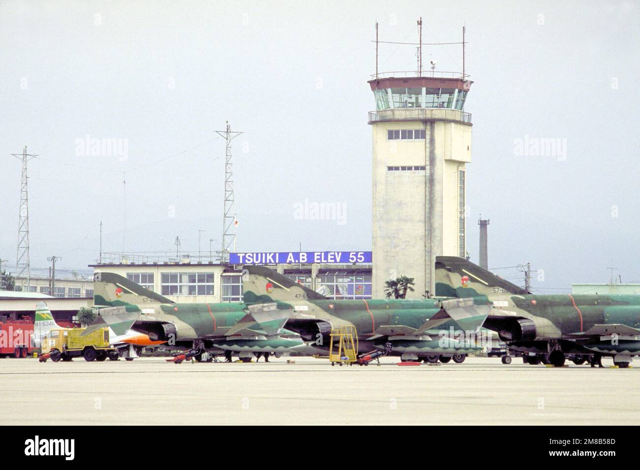 Japanese Air Self Defense Force (JASDF) 304th Tactical Fighter Squadron (304th TFS) F-4EJ gli aerei fantasma sono parcheggiati sulla linea di volo durante Cope North 89-2, un trimestrale, congiunto JASDF e Stati Uniti Esercizio dell'aeronautica. Base: Tsuiki Air base Paese: Giappone (JPN) Foto Stock