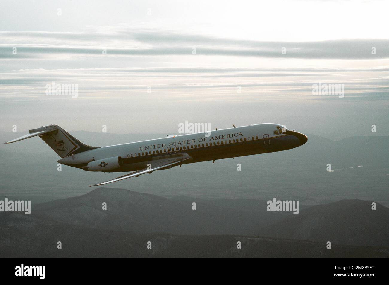 Una vista laterale destra di un aereo C-9C Nightingale dal 99th Military Airlift Squadron in volo. Paese: Sconosciuto Foto Stock