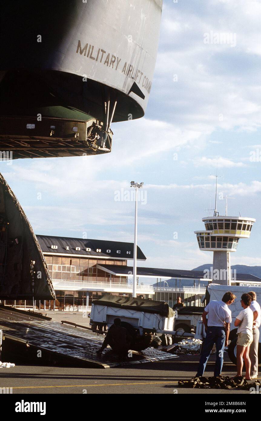 Un veicolo e un rimorchio sono guidati giù la rampa anteriore di un aereo militare di ala C-5A Galaxy 60th Airlift dopo l'arrivo di un gruppo di assistenza sponsorizzato dalle Nazioni Unite. Il gruppo, composto da 28 ingegneri civili provenienti da due unità dell'Esercito reale Australiano, è stato inviato per aiutare la Namibia nella sua transizione verso l'indipendenza dal Sud Africa. Base: Windhoek Nazione: Namibia (NAM) Foto Stock