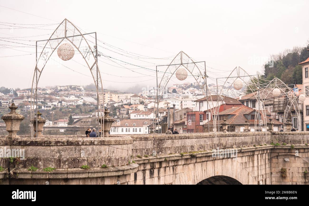 Vista sul Ponte Vecchio della città di Amarante Foto Stock