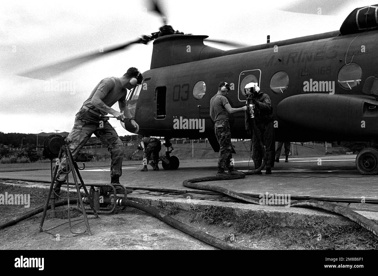 Gli equipanti di carburante per l'aviazione utilizzano il sistema tattico di erogazione del carburante per il rifornimento di un elicottero CH-46 Sea Knight durante le operazioni di volo. Paese: Sconosciuto Foto Stock