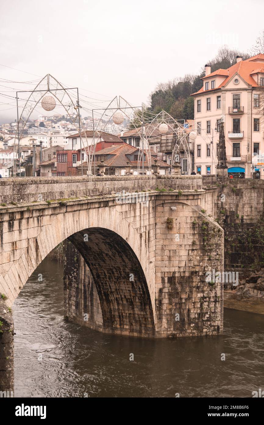 10 gennaio 2023 - AMARANTE, PORTOGALLO: Vista sul Ponte Vecchio della città di Amarante Foto Stock