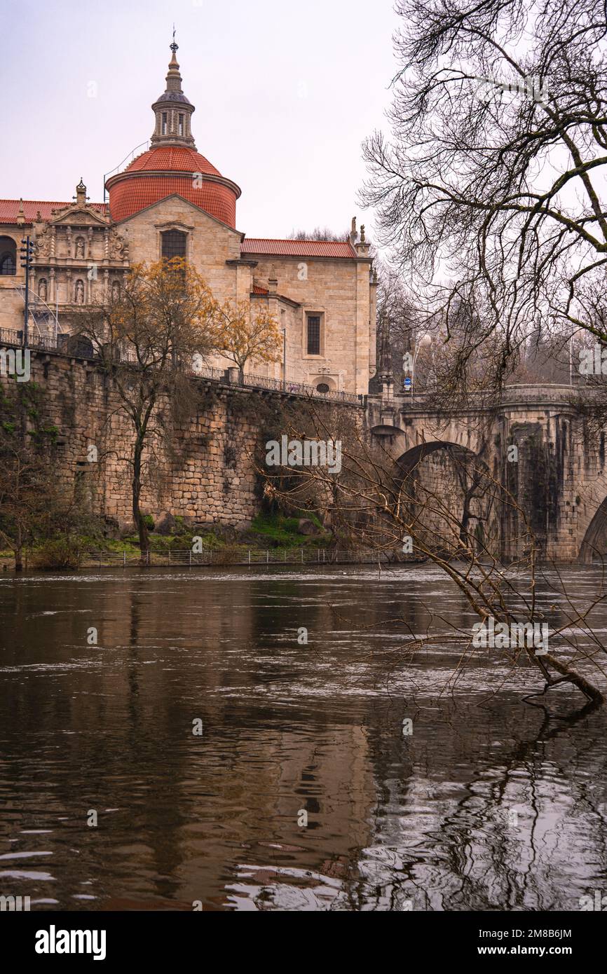Vista al monastero di Sao Gonsalo con il Ponte Vecchio e il fiume Tamega ad Amarante Foto Stock
