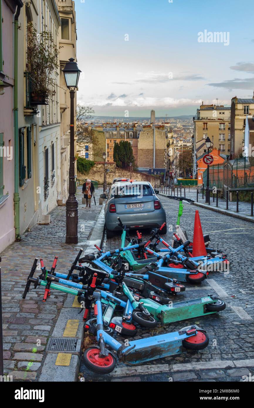 Un mucchio di scooter elettrici a noleggio abbandonati a Montmartre, Parigi, Francia Foto Stock