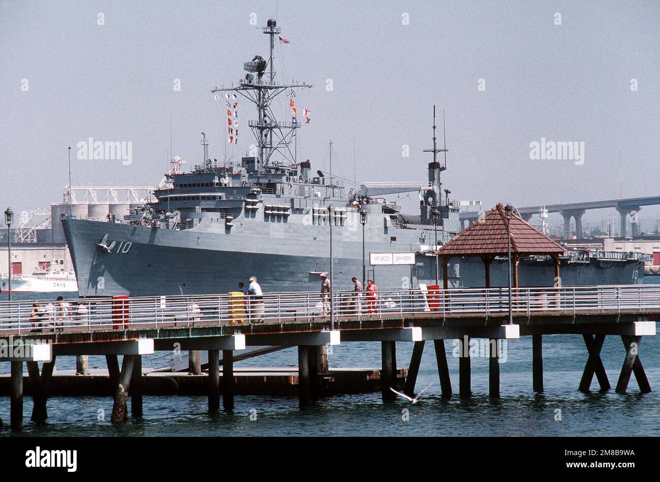 Una vista di prua del porto di trasporto anfibio USS JUNEAU (LPD-10) mentre la nave si prepara a partire per l'Alaska. Il JUNEAU sarà utilizzato per ripulire la massiccia fuoriuscita di petrolio che si è verificata quando la petroliera COMMERCIALE EXXON VALDEZ si è arenata mentre transita nelle acque del Principe William Sound il 24th marzo. Base: San Diego Stato: California (CA) Paese: Stati Uniti d'America (USA) Foto Stock Una vista di prua del porto di trasporto anfibio USS JUNEAU (LPD-10) mentre la nave si prepara a partire per l'Alaska. Il JUNEAU sarà utilizzato per ripulire la massiccia fuoriuscita di petrolio che si è verificata quando la petroliera COMMERCIALE EXXON VALDEZ si è arenata mentre transita nelle acque del Principe William Sound il 24th marzo. Base: San Diego Stato: California (CA) Paese: Stati Uniti d'America (USA) Foto Stock