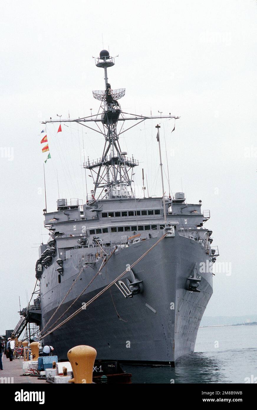 Una vista a dritta della prua del molo di trasporto anfibio USS JUNEAU (LPD-10) ormeggiato a un molo prima della partenza per l'Alaska. La nave sarà utilizzata per ripulire la massiccia fuoriuscita di petrolio che si è verificata quando la petroliera COMMERCIALE EXXON VALDEZ si è arenata mentre transita nelle acque del Principe William Sound il 24th marzo. Base: San Diego Stato: California (CA) Paese: Stati Uniti d'America (USA) Foto Stock Una vista a dritta della prua del molo di trasporto anfibio USS JUNEAU (LPD-10) ormeggiato a un molo prima della partenza per l'Alaska. La nave sarà utilizzata per ripulire la massiccia fuoriuscita di petrolio che si è verificata quando la petroliera COMMERCIALE EXXON VALDEZ si è arenata mentre transita nelle acque del Principe William Sound il 24th marzo. Base: San Diego Stato: California (CA) Paese: Stati Uniti d'America (USA) Foto Stock