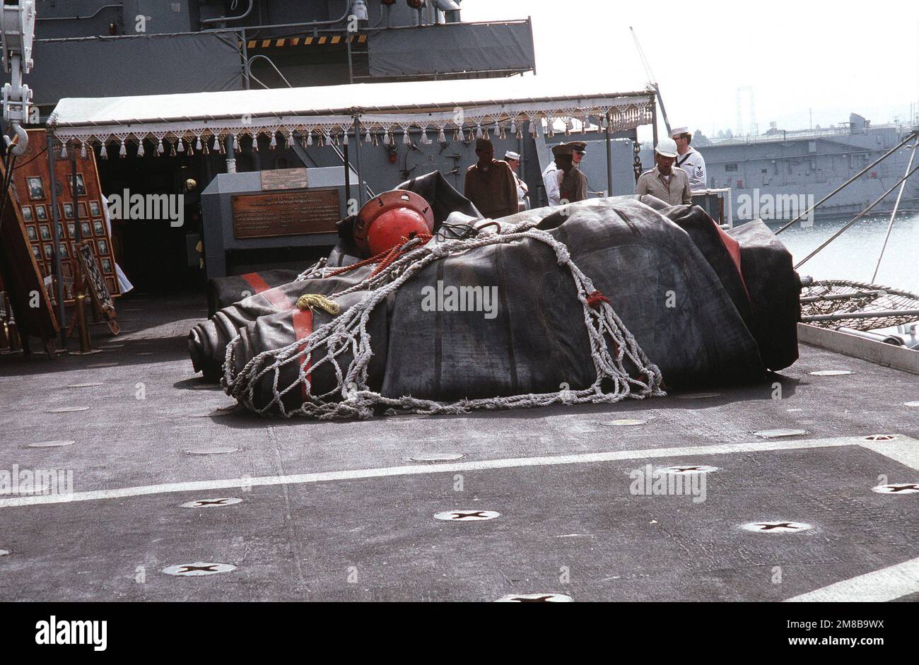 I dispositivi di contenimento dell'olio si trovano sul ponte di volo del molo di trasporto anfibio USS JUNEAU (LPD-10) mentre la nave parte per l'Alaska. Il JUNEAU sarà utilizzato per ripulire la massiccia fuoriuscita di petrolio che si è verificata quando la petroliera COMMERCIALE EXXON VALDEZ si è arenata mentre transita nelle acque del Principe William Sound il 24th marzo. Base: San Diego Stato: California (CA) Paese: Stati Uniti d'America (USA) Foto Stock I dispositivi di contenimento dell'olio si trovano sul ponte di volo del molo di trasporto anfibio USS JUNEAU (LPD-10) mentre la nave parte per l'Alaska. Il JUNEAU sarà utilizzato per ripulire la massiccia fuoriuscita di petrolio che si è verificata quando la petroliera COMMERCIALE EXXON VALDEZ si è arenata mentre transita nelle acque del Principe William Sound il 24th marzo. Base: San Diego Stato: California (CA) Paese: Stati Uniti d'America (USA) Foto Stock