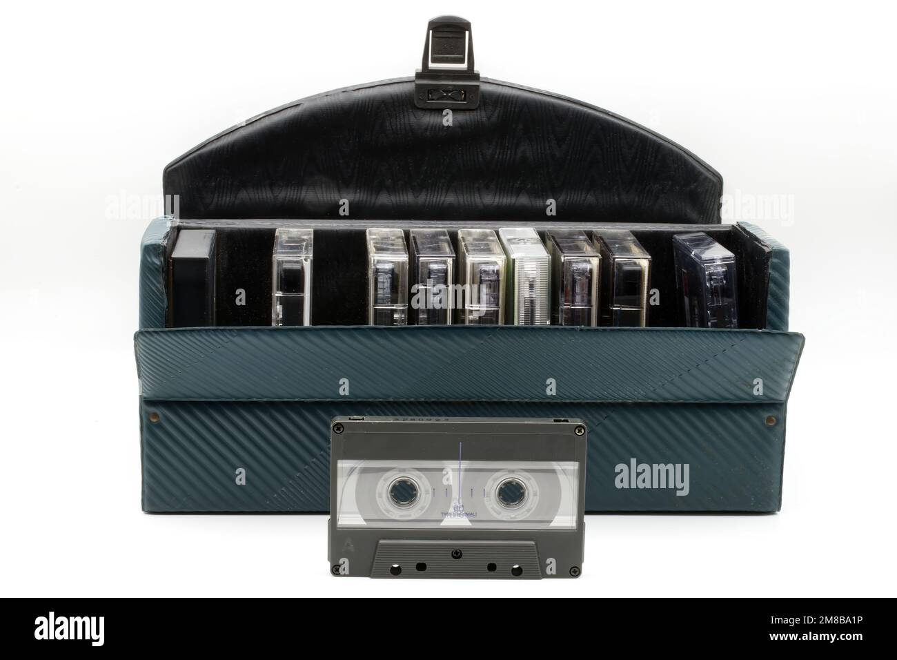 Custodia per cassetta audio vintage isolata su sfondo bianco. Concetto di tecnologia vintage. Foto Stock