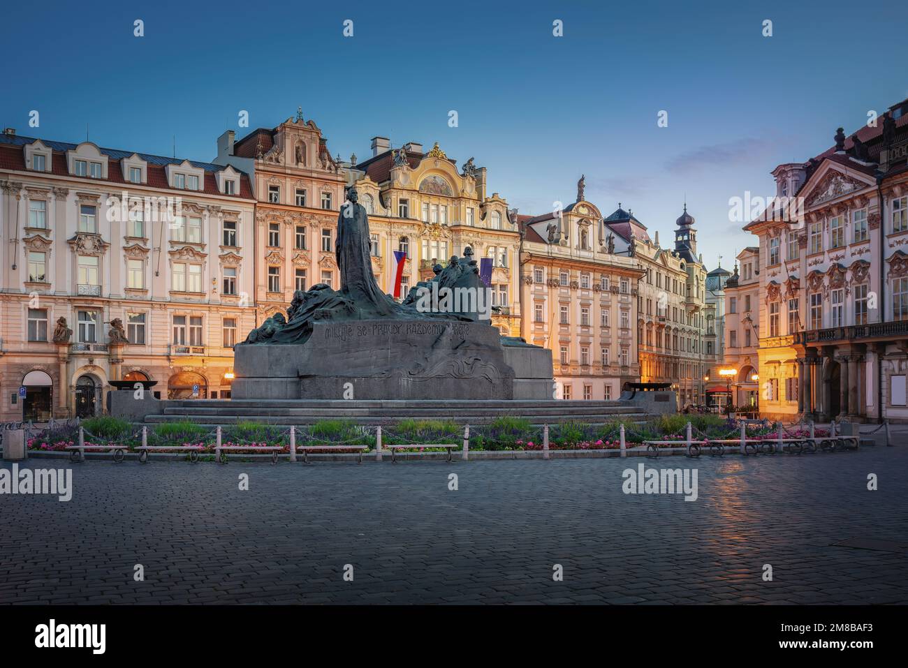 Jan Hus Memorial in Piazza della Città Vecchia al tramonto - Praga, Repubblica Ceca Foto Stock