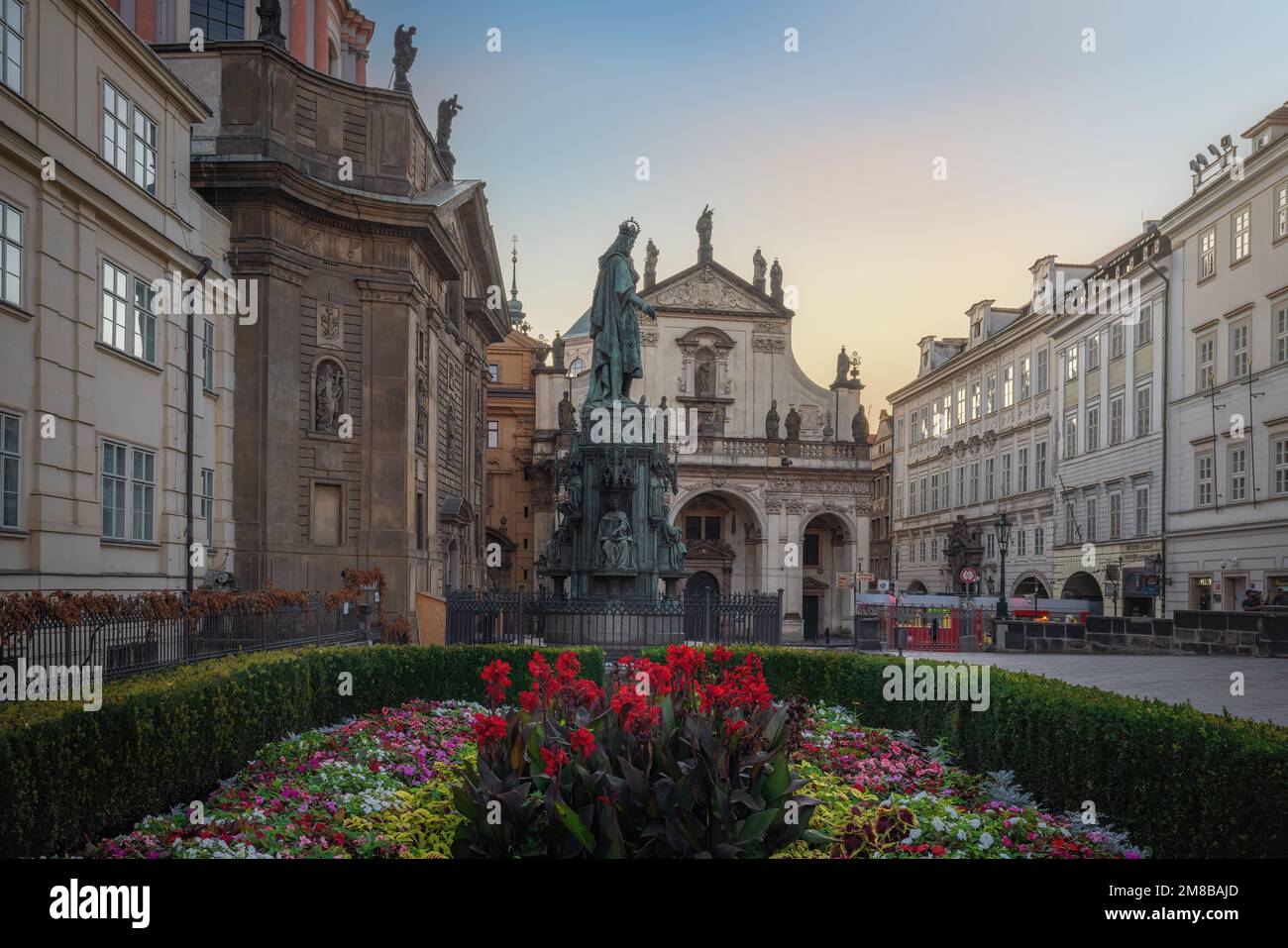 Piazza Krizovnicke con la statua di Carlo IV e la Basilica di San Chiesa di Salvator - Praga, Repubblica Ceca Foto Stock