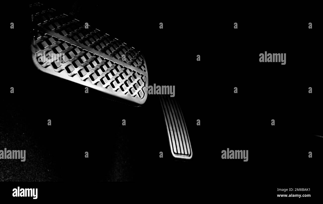 Accelerazione della vettura e pedale del freno. Premere a fondo o premere il pedale di rottura e accelerare il pedale di un'auto per guidare in avanti. Conducente che guida la vettura con pr Foto Stock