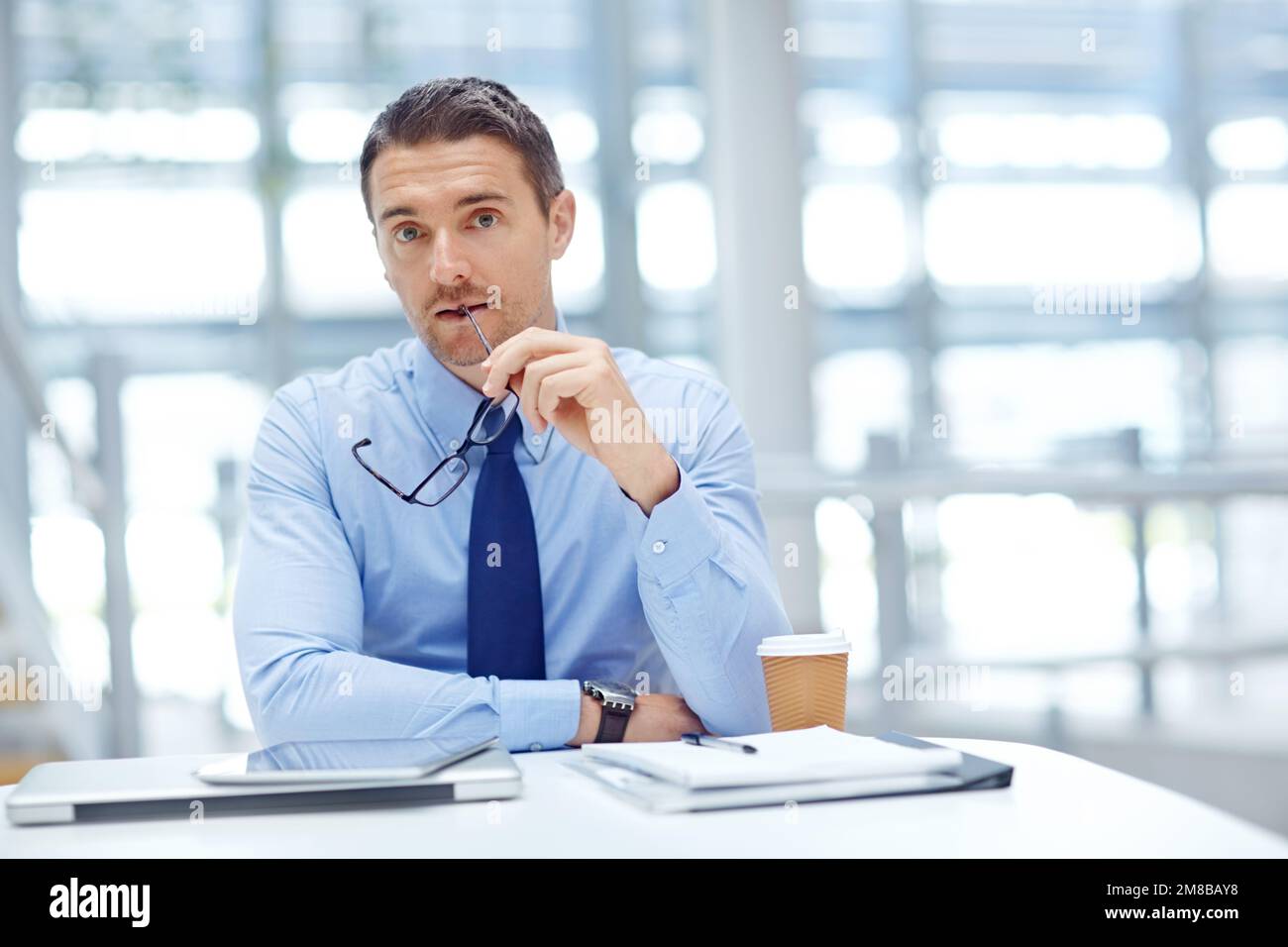 Ritratto, visione e idea con un uomo d'affari al lavoro dalla sua scrivania in ufficio per la crescita futura. Intervista, risorse umane e gestione con un Foto Stock