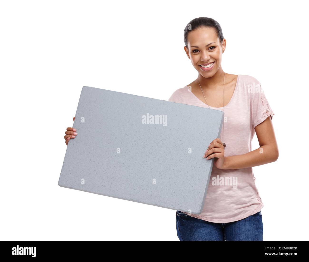 Donna nera, segno bianco e ritratto di un modello in possesso di un poster di marketing e pubblicità. Isolato, sfondo bianco e felice persona sorridere con Foto Stock