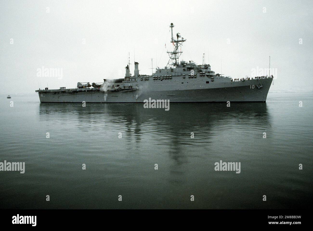Una vista a dritta della nave di sbarco USS JUNEAU (LPD-10) mentre si avvicina al molo. Due elicotteri CH-46E della Marine Medium Helicopter Squadron 166 (HMM-166) sono legati sul suo ponte di volo. Il JUNEAU sta arrivando a Valdez per fornire sostegno al personale militare e civile che sta lavorando per ripulire il petrolio versato quando la petroliera Exxon Valdez si è arenata a Prince William Sound il 24 marzo. Base: Valdez Stato: Alaska (AK) Nazione: Stati Uniti d'America (USA) Foto Stock Una vista a dritta della nave di sbarco USS JUNEAU (LPD-10) mentre si avvicina al molo. Due elicotteri CH-46E della Marine Medium Helicopter Squadron 166 (HMM-166) sono legati sul suo ponte di volo. Il JUNEAU sta arrivando a Valdez per fornire sostegno al personale militare e civile che sta lavorando per ripulire il petrolio versato quando la petroliera Exxon Valdez si è arenata a Prince William Sound il 24 marzo. Base: Valdez Stato: Alaska (AK) Nazione: Stati Uniti d'America (USA) Foto Stock