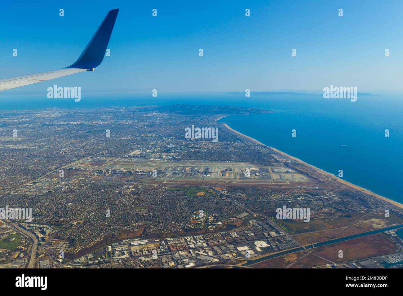 Una vista aerea di Los Angeles e dell'Aeroporto LAX in California, Stati Uniti, visto da un jet passeggeri commerciale. Foto Stock