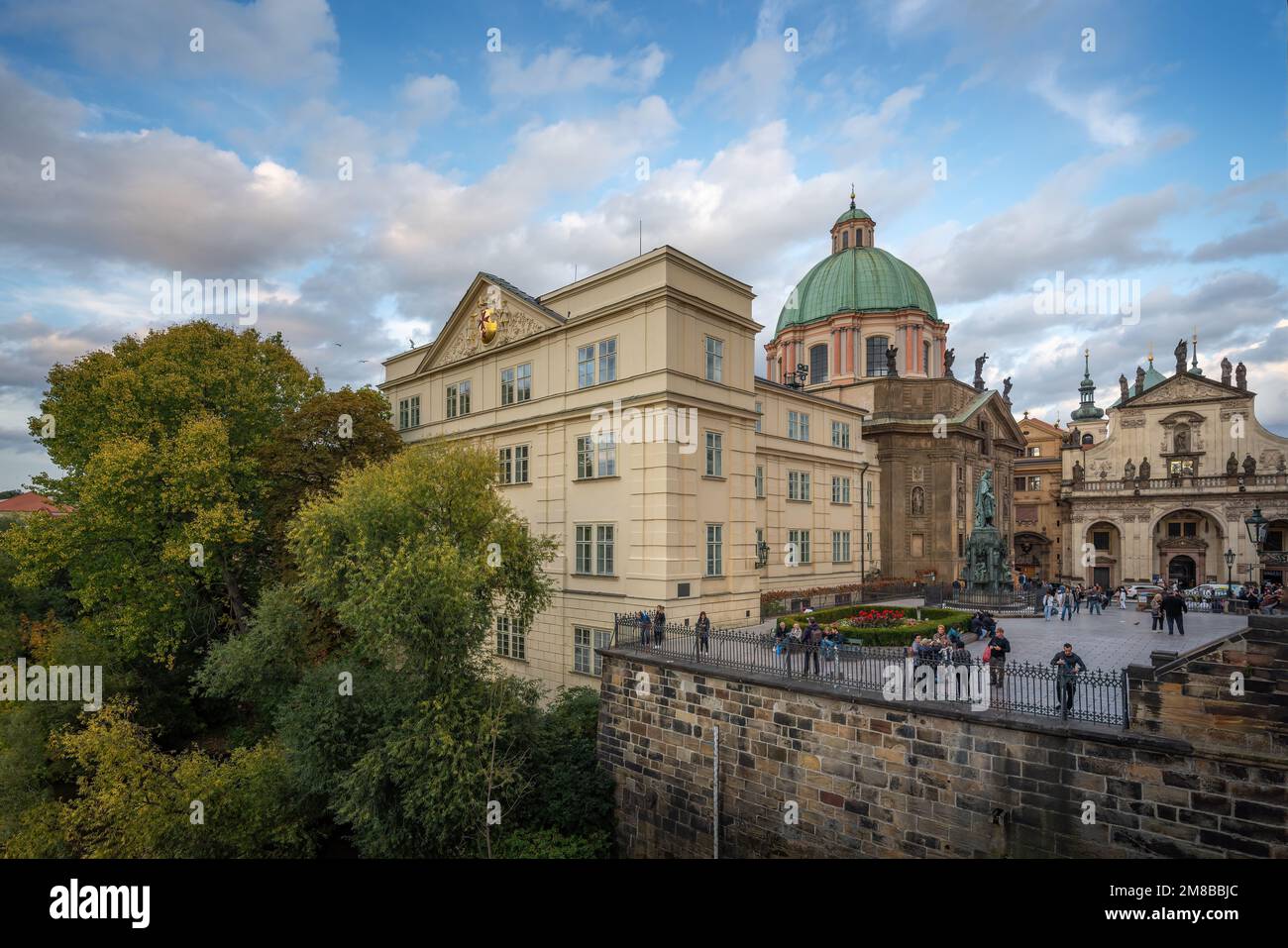 Vista su Piazza Krizovnicke con il Museo del Ponte Carlo e la Cattedrale di San Chiesa di Francesco d'Assisi (San Francesco Serafill) - Praga, Repubblica Ceca Foto Stock