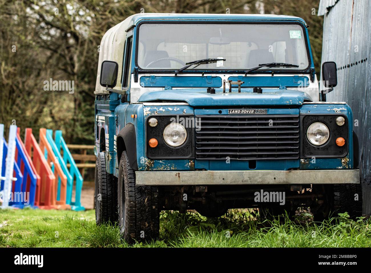 Vecchio classico pick-up Land Rover vicino al capannone di metallo Foto Stock