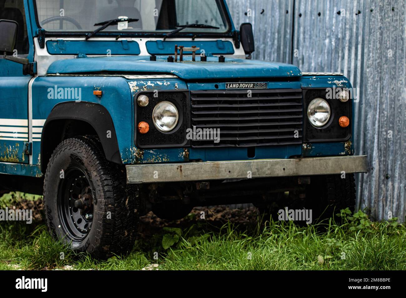 Vecchio classico pick-up Land Rover vicino al capannone di metallo Foto Stock